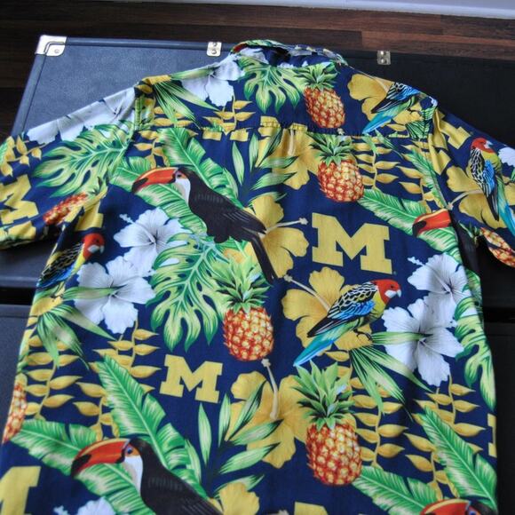 University of Michigan Medium Valiant Hawaiian Short Sleeve Shirt - Picture 7 of 8